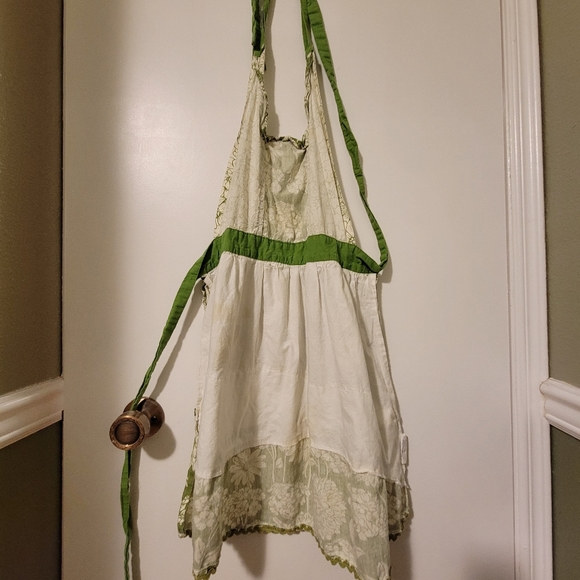 Green & White/Cream Floral Kitchen Apron - Picture 2 of 5
